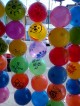 pelotas de plástico en bonitos colores y diseños
