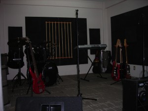 Hugo Gomez Avisos gratis en Mexico lindo en Nezahualc&oacute;yotl |  Sala de ensayo / estudio de grabaci&oacute;n �akoustika�, 100 pesos x hora