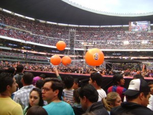 MAGIC LED WALLS Avisos gratis en Mexico lindo en Saltillo |  Globos gigantes para campa&Ntilde;as lisos, varios colores  y/o con logotipo, Globos gigantes para campa&Ntilde;as