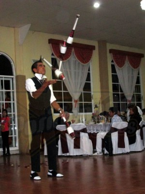 Iv&aacute;n Maldonad Avisos gratis en Mexico lindo en Puebla |  Eventos de navidad: show de malabares  , Show de malabares